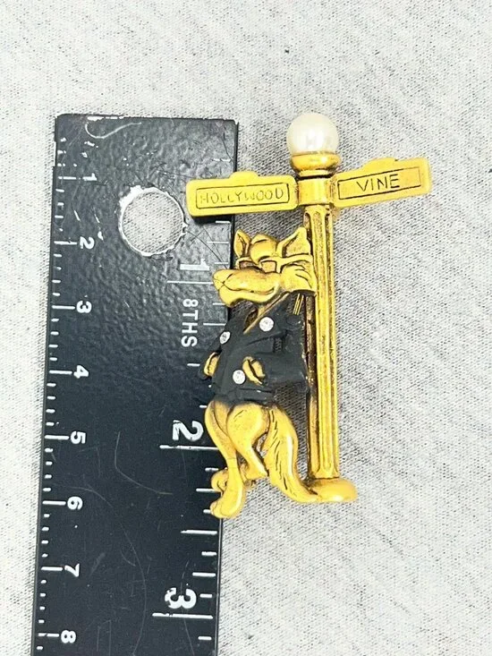 Vintage Hollywood & Vine Wolf Lamp Post Brooch Enamel & Rhinestones Signed Pin - Picture 5 of 5